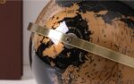 Méridien doré du globe terrestre rotatif