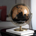 Globe terrestre rotatif noir et cuivré sur pied doré