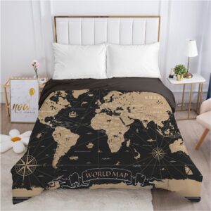 Housse de couette carte du monde noir et blanc dépliée sur un lit